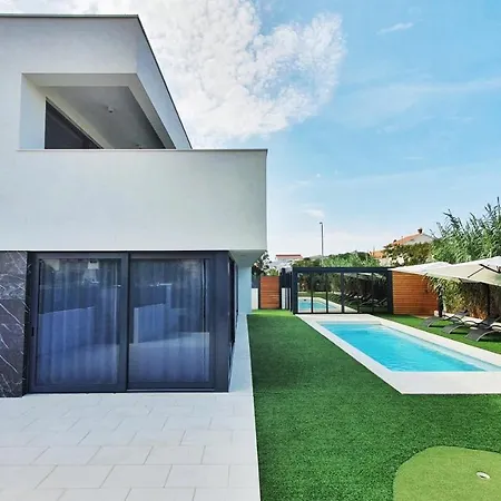Luxury 5 Bedroom Seven Villa *