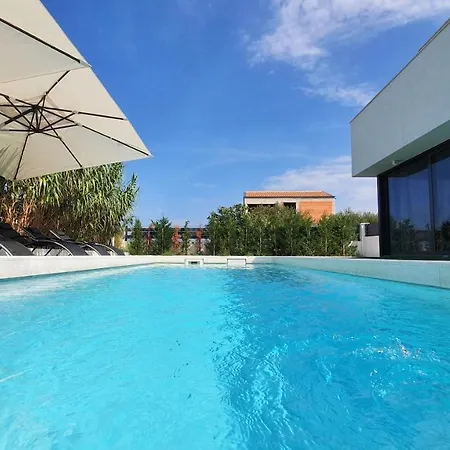 Luxury 5 Bedroom Seven Villa