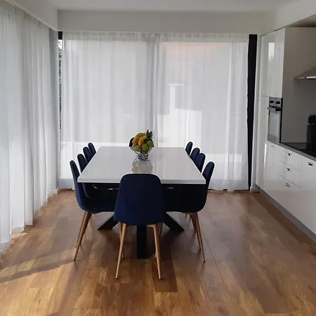 Luxury 5 Bedroom Seven Vir