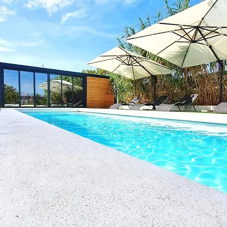 Luxury 5 Bedroom Seven *