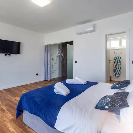 Luxury 5 Bedroom Seven * Vir