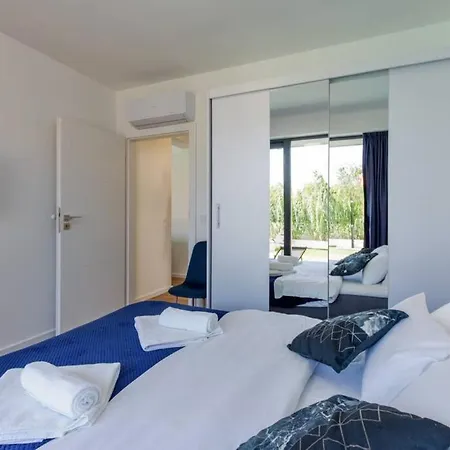 Luxury 5 Bedroom Seven *