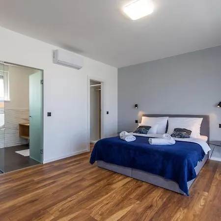 Luxury 5 Bedroom Seven *