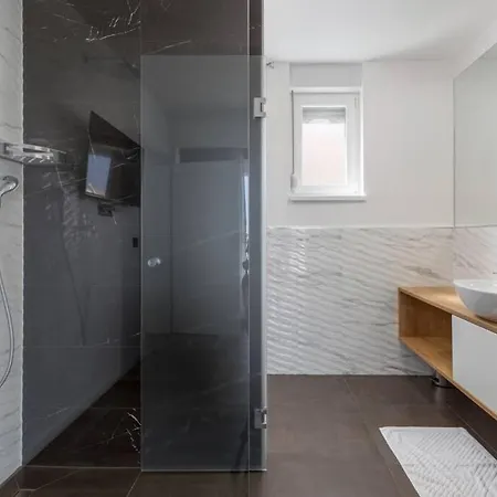 Luxury 5 Bedroom Seven *