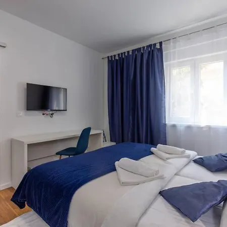 Luxury 5 Bedroom Seven * Vir