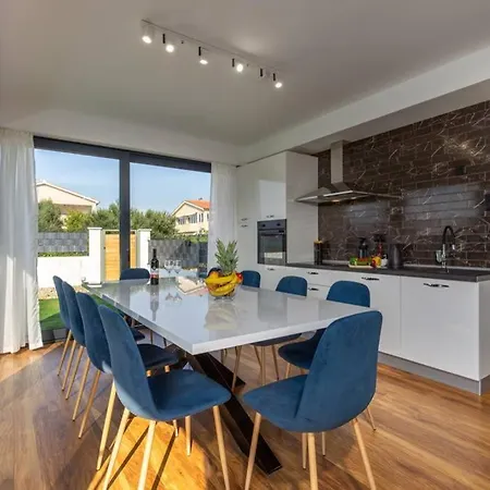 Luxury 5 Bedroom Seven Vir